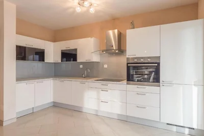 Six Bedroom Holiday House With Pool