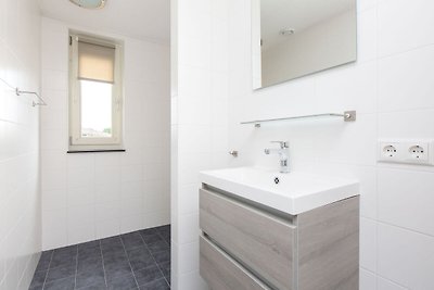Moderner Bungalow mit Kamin direkt am Wasser