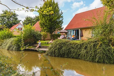 Villa in den Niederlanden mit Garten
