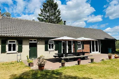 Bauernhaus in der Nähe des Waldes in...