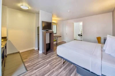 Sunny ADA 2- Bed|Pool|Free parking