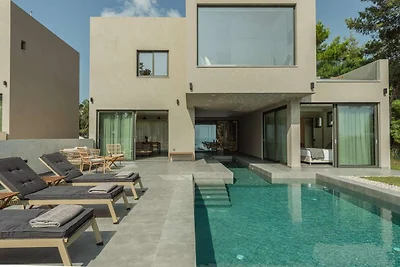 Villa fronte mare a Vasilikos con piscina