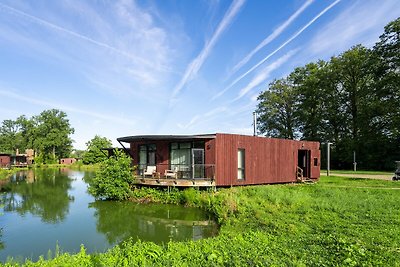 Grote bungalow met balkon van Belvilla