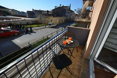 Warm and Welcoming Apartment with Balcony - T...