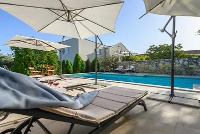 Villa in Rakalj mit Schwimmbecken