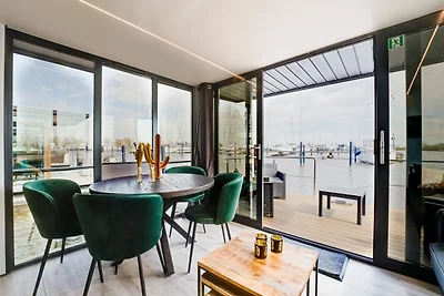 Casa galleggiante nel porto turistico