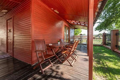 Zweistöckiges Ferienhaus mit Terrasse