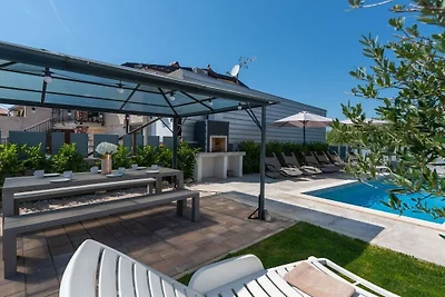 Villa in Zbandaj mit Schwimmbecken