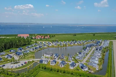 Haus am See in Zeeland