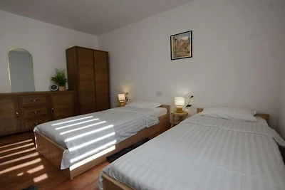 Warm and Welcoming Apartment with Balcony - T...