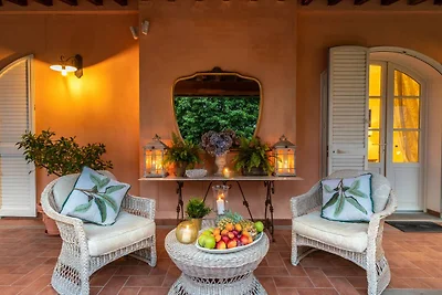 Villa a Capannori con grande patio