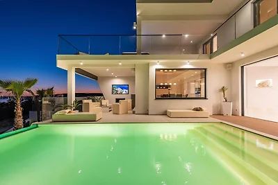 Villa met infinity pool in Maslenica