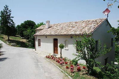 Caratteristico casale a Barchi (Marche)