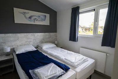 Modern chalet aan het water van het...