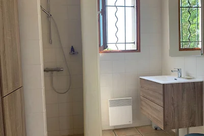 Villa con piscina, vista e stazione di...