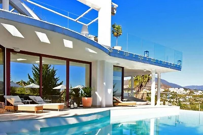 Villa in Nueva Andalucía mit Infinity-Pool