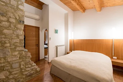 Casa con piscina, giardino e wifi in borgo me...