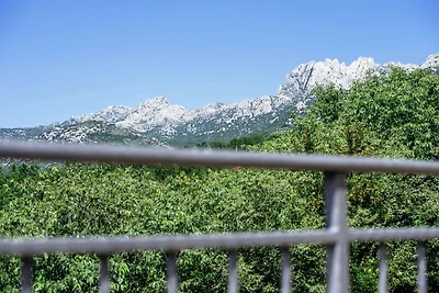 Ein schönes Steinhaus mit Bergblick in Zaton