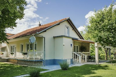 Grande casa con piscina, giardino recintato