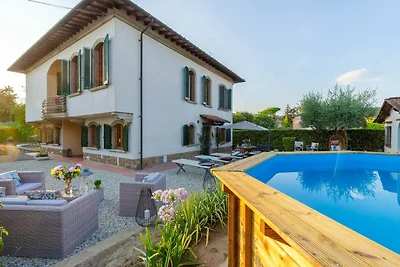 Villa a Lucca con Piscina e Vista Campagna