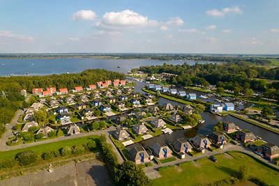 Comfortabel chalet aan het water, op een park