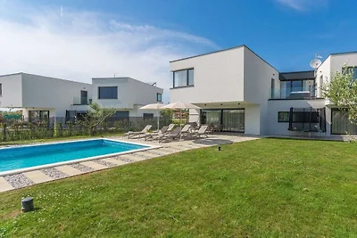 Villa in Novigrad mit Schwimmbecken