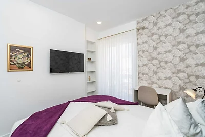 Appartement met ייn slaapkamer en balkon