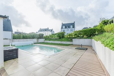 Neues Haus mit Pool in der Nähe des Meeres