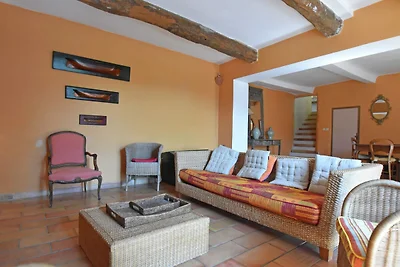Ampia casa vacanze con piscina a Le Var