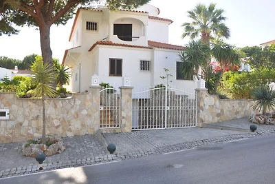 Geräumige Villa mit vier Schlafzimmern und pr...