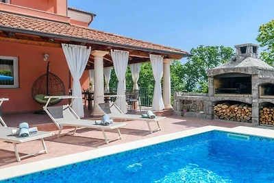 Villa in Opatija mit Schwimmbecken