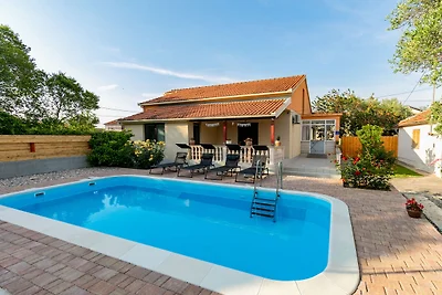 Casa vacanze di lusso a Zemonico con piscina