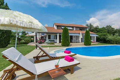 Villa in Nova Vas mit Schwimmbecken
