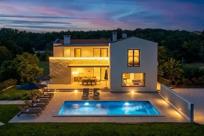 Villa in Kringa mit Schwimmbecken