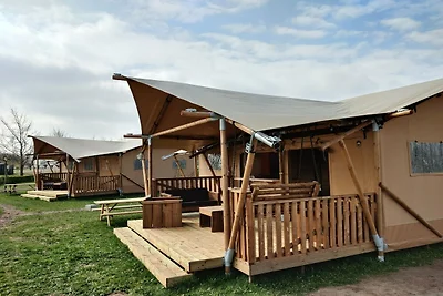 Glamping-Zelt mit Klimaanlage und Blick auf d...