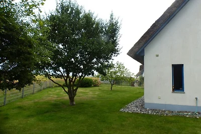Casa de vacaciones con techo de paja y vistas...