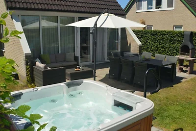 Casa con sauna, spa all'aperto e pedalò