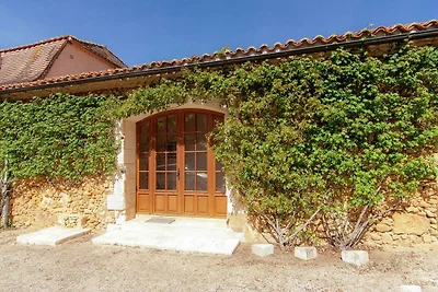 Schönes Ferienhaus in Issac mit Schwimmbad