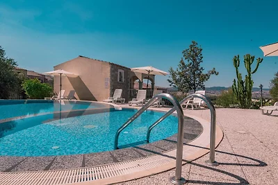 Appartement met zwembad in Badus Resort