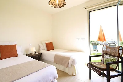 Casa con piscina su un campo da golf