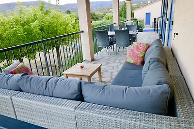 Villa mit Pool, Aussicht und Ladestation