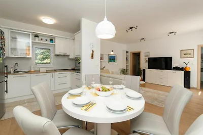 Luxury Villa with Heated Pool, Terrace, and O...
