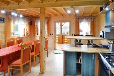 Holzhaus am Ostrowieckie-See mit Strand