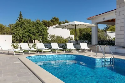 Villa in Milna mit Schwimmbecken