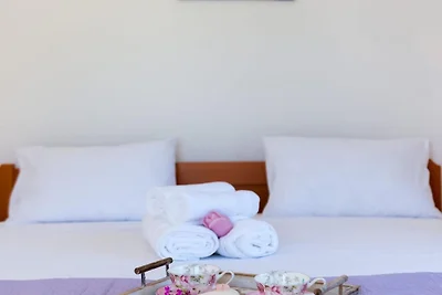 Seaside Getaway Holiday Home with Patio Slati...