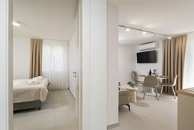 Modern City Escape - Two Bedroom Apartment wi...