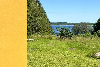 Vakantiehuis aan het meer met bos