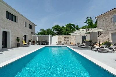 Villa in Kringa mit Schwimmbecken
