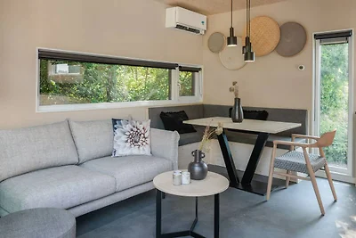 Moderne Lodge mit Geschirrspüler, in einem Fe...