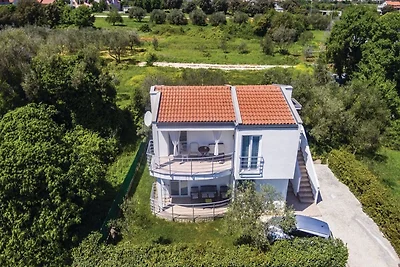 Geräumiges Ferienhaus in Bibinje mit Garten